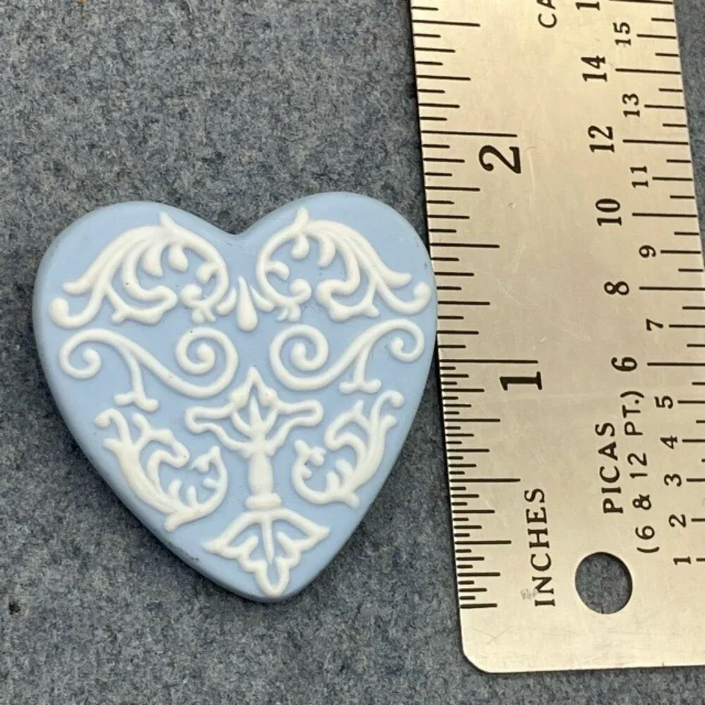 Wedgwood Heart Brooch Pin Light Blue Jasperware 2 In Intricate White Scrollwork - Picture 6 of 6